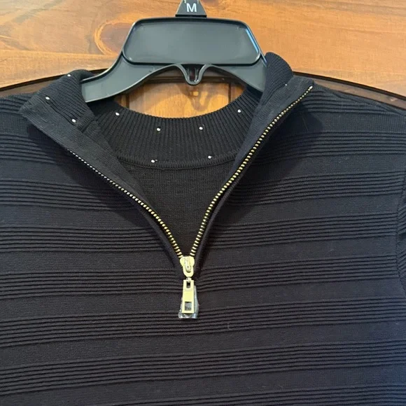 Elegant Black Dress with Gold Accents - Picture 5 of 8